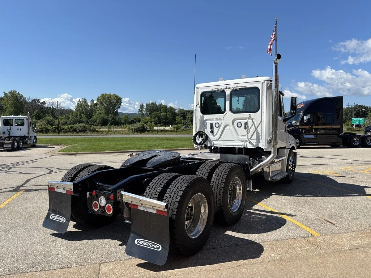 2027 Freightliner Cascadia — photo 5