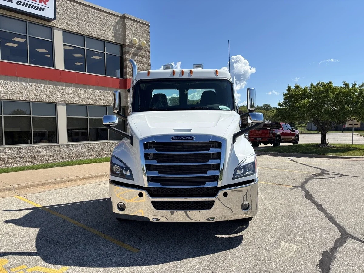 2027 Freightliner Cascadia — photo 2