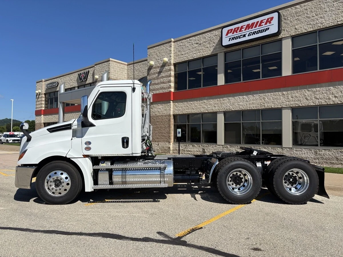 2027 Freightliner Cascadia — photo 8