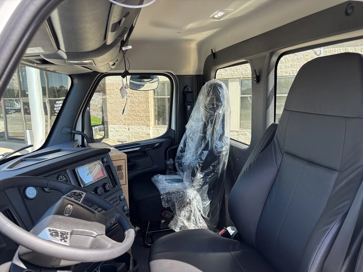 2027 Freightliner Cascadia — photo 16