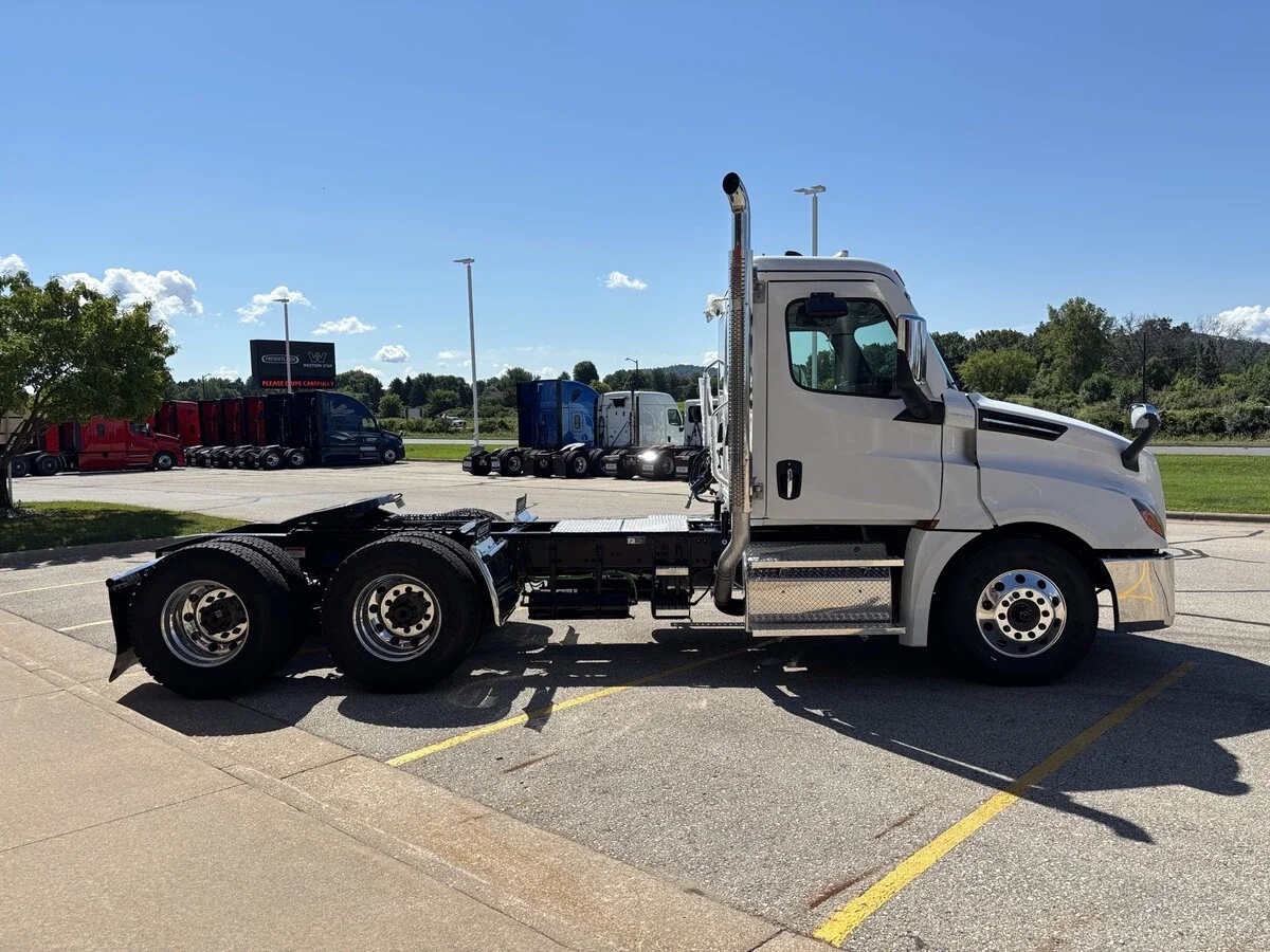 2027 Freightliner Cascadia — photo 4