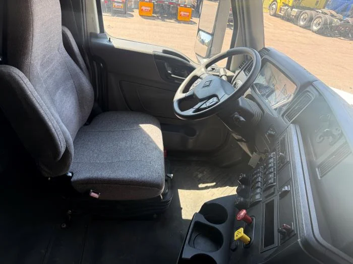 2022 International LT — photo 4
