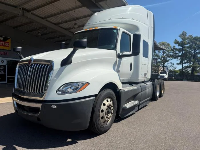 2022 International LT — photo 5