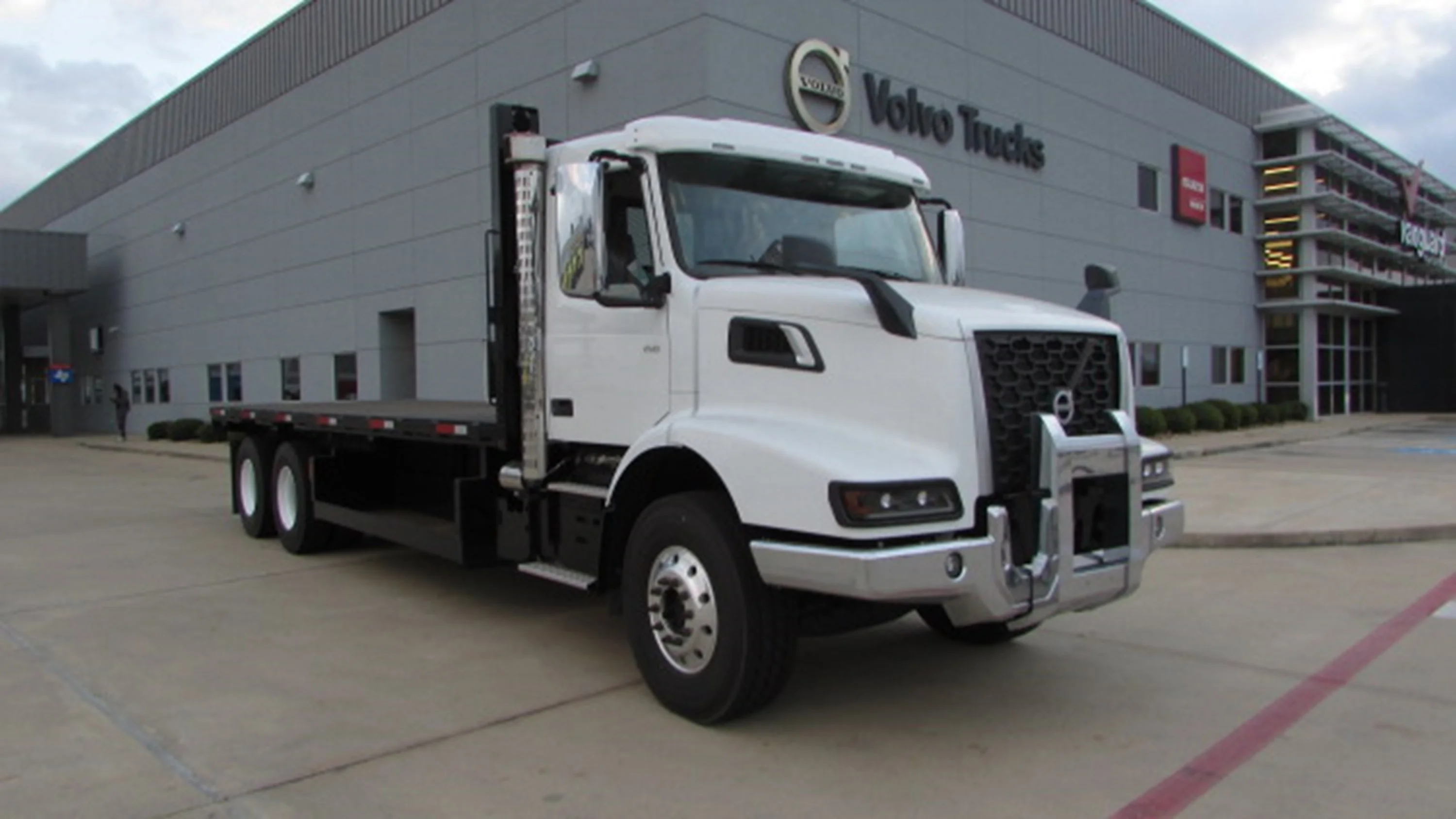 2025 Volvo in HOUSTON, TX — photo 2