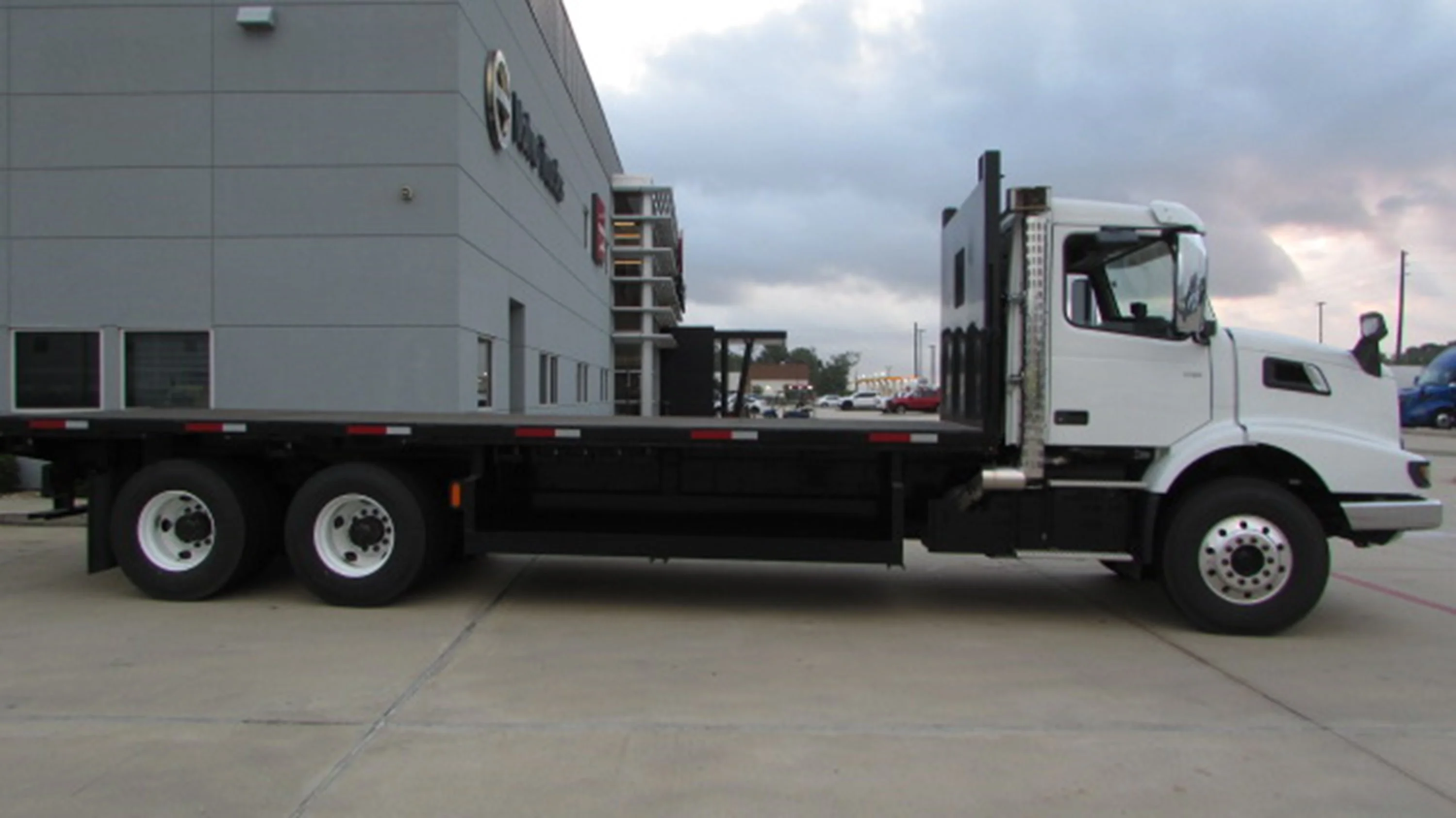 2025 Volvo in HOUSTON, TX — photo 3