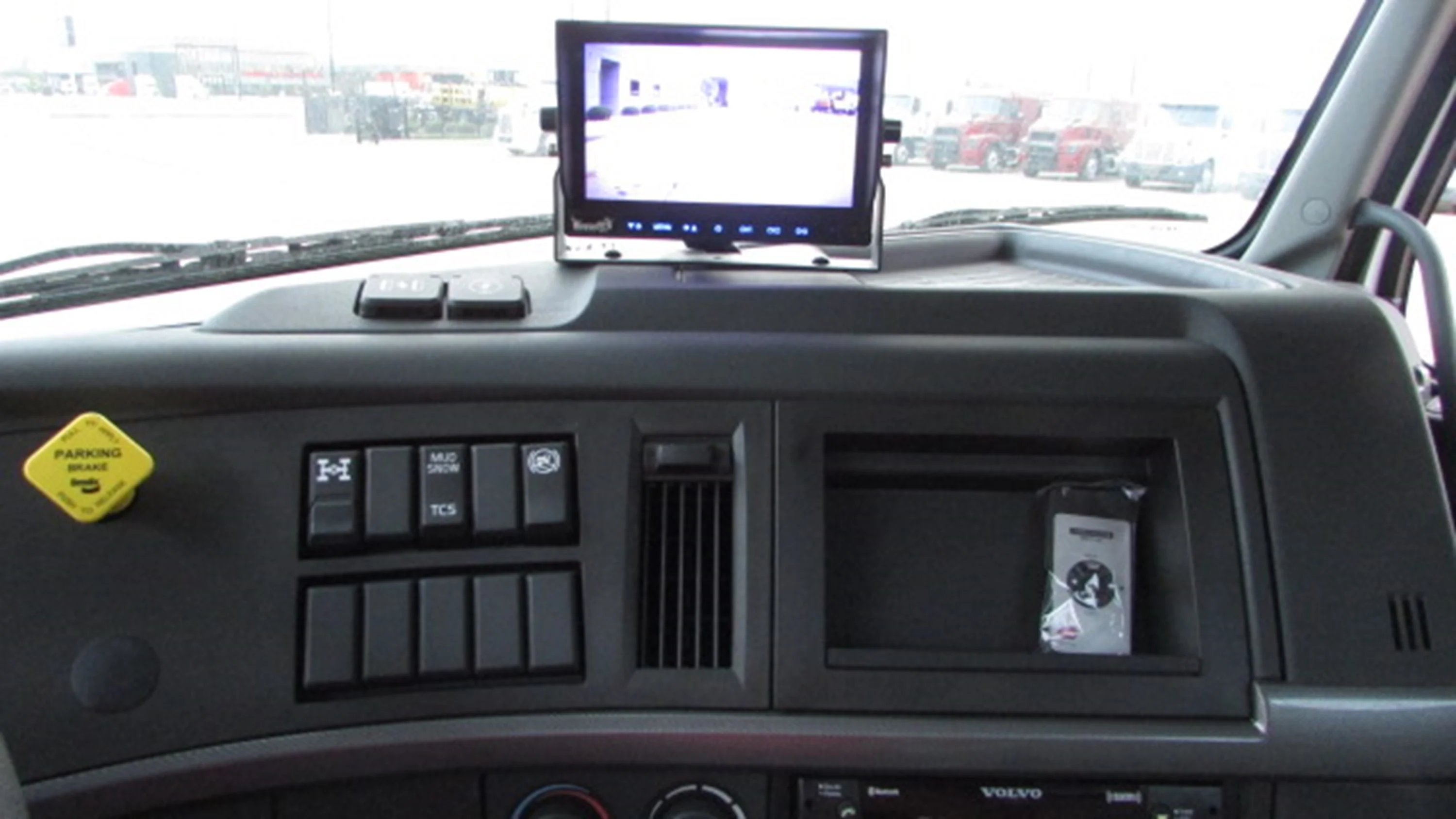 2025 Volvo VHD 300 in Houston, TX — photo 16
