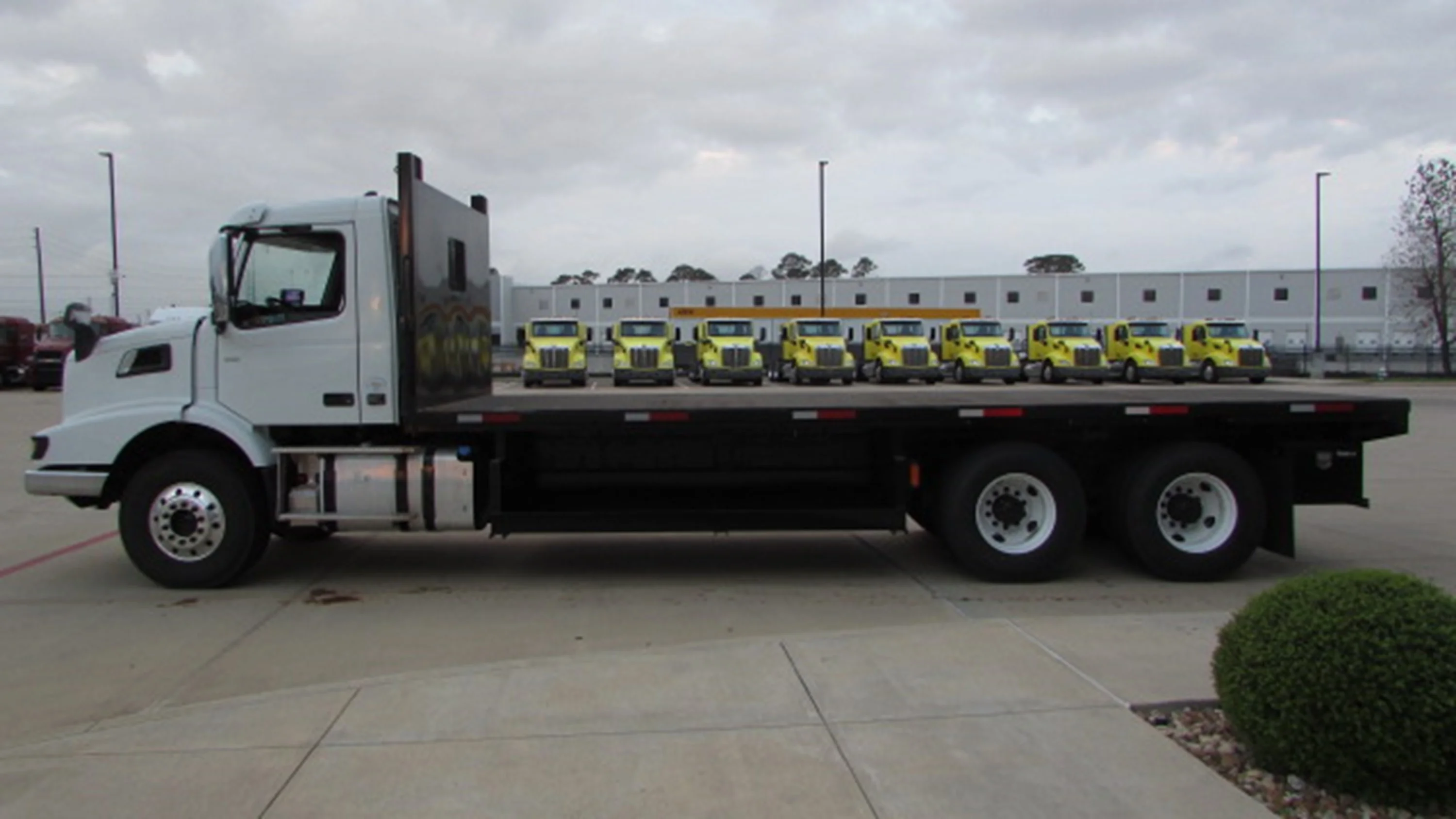 2025 Volvo VHD 300 in Houston, TX — photo 10