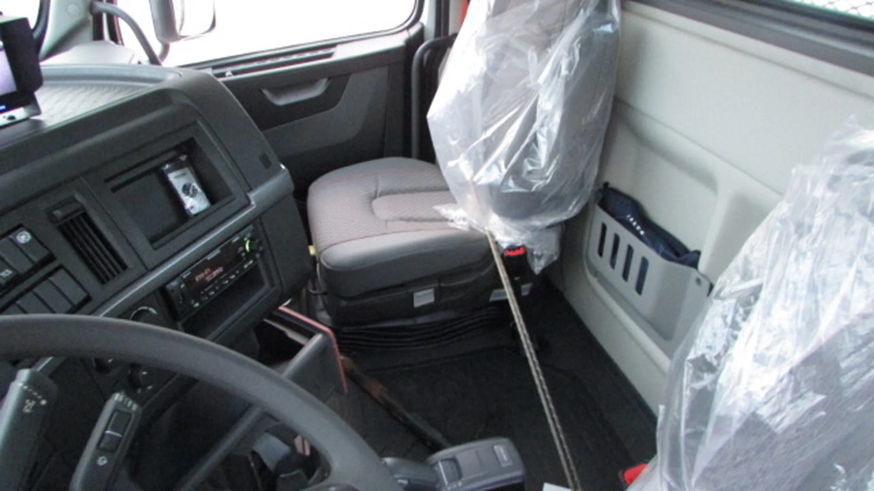 2025 Volvo VHD 300 in Houston, TX — photo 12