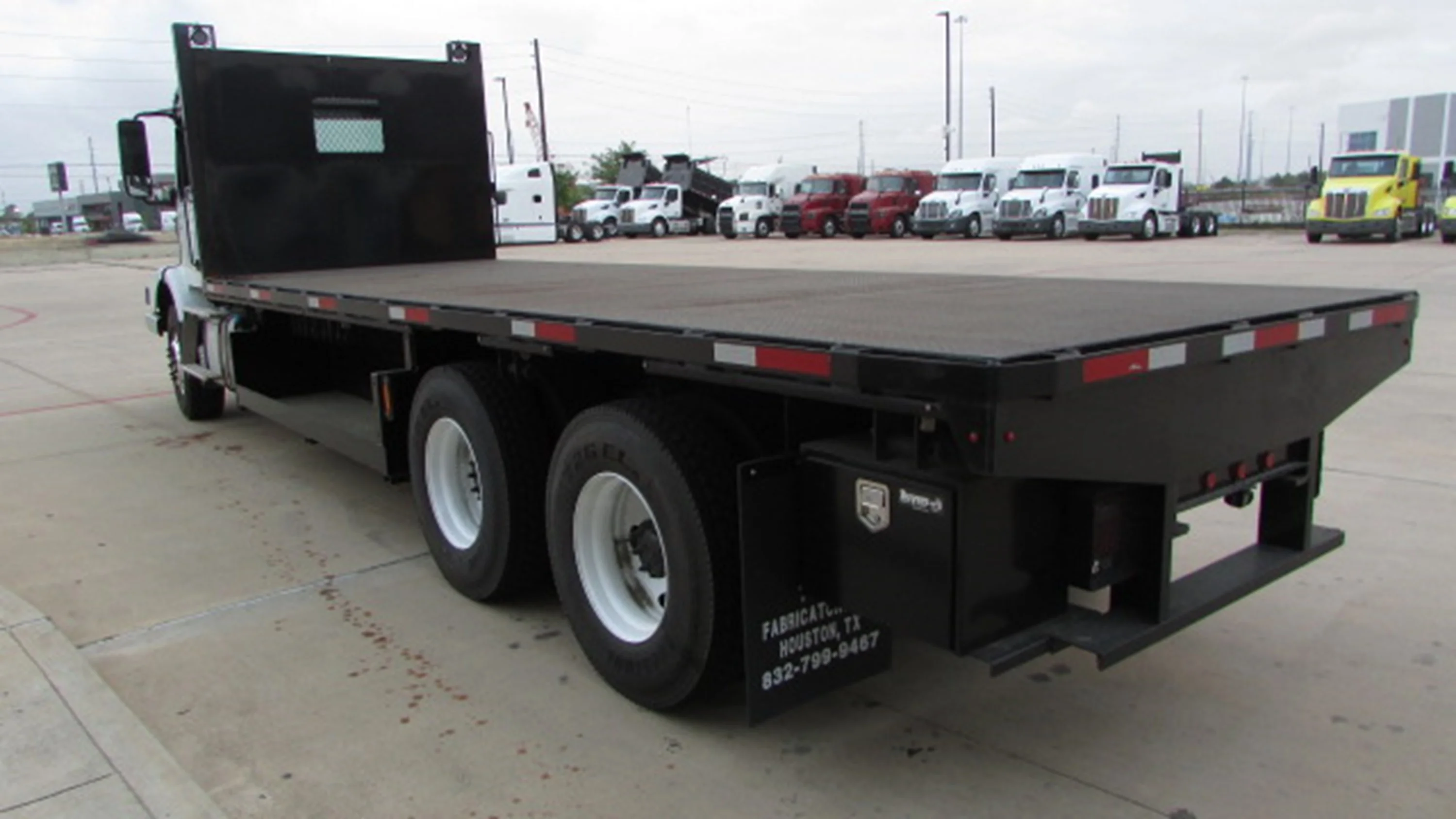 2025 Volvo VHD 300 in Houston, TX — photo 8