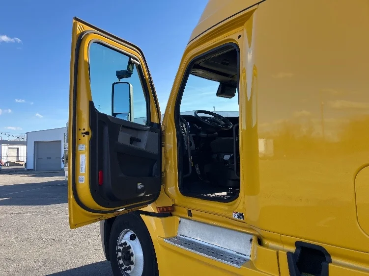2022 Freightliner Cascadia in Chicago (Melrose Park), IL — photo 9