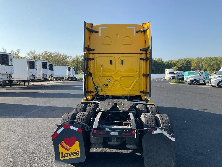 2022 Freightliner Cascadia in Chicago (Melrose Park), IL — photo 6