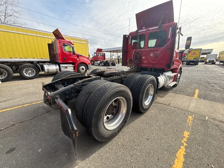 2019 Freightliner Cascadia in Monmouth Junction, NJ — photo 7