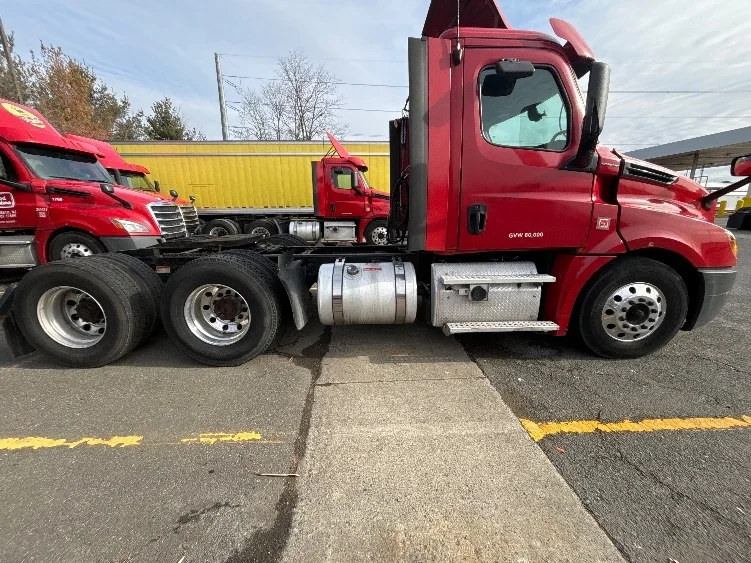 2019 Freightliner Cascadia in Monmouth Junction, NJ — photo 8