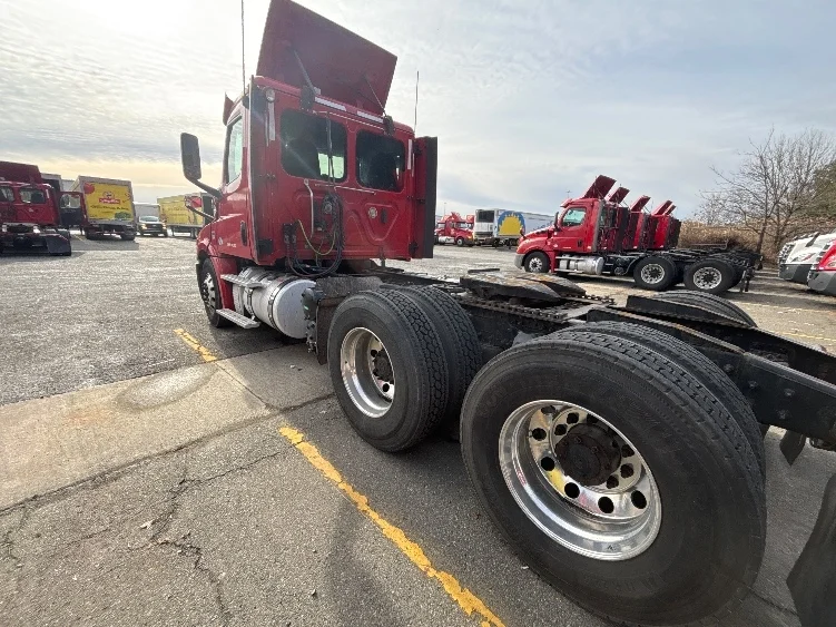 2019 Freightliner Cascadia in Monmouth Junction, NJ — photo 5