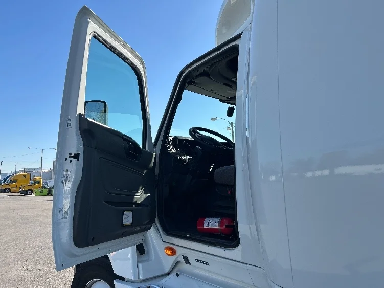 2022 International LT - image 9