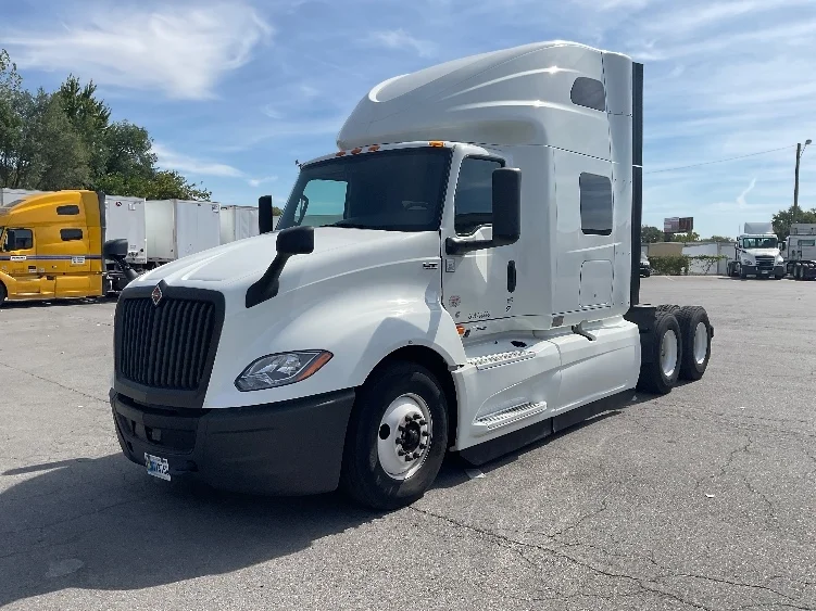 2022 International LT - image 3