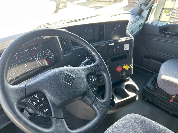 2022 International LT - image 10