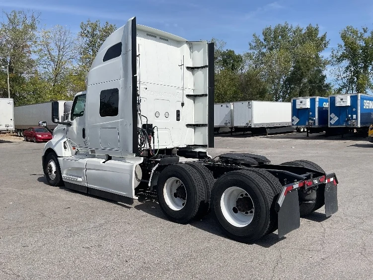 2022 International LT - image 5