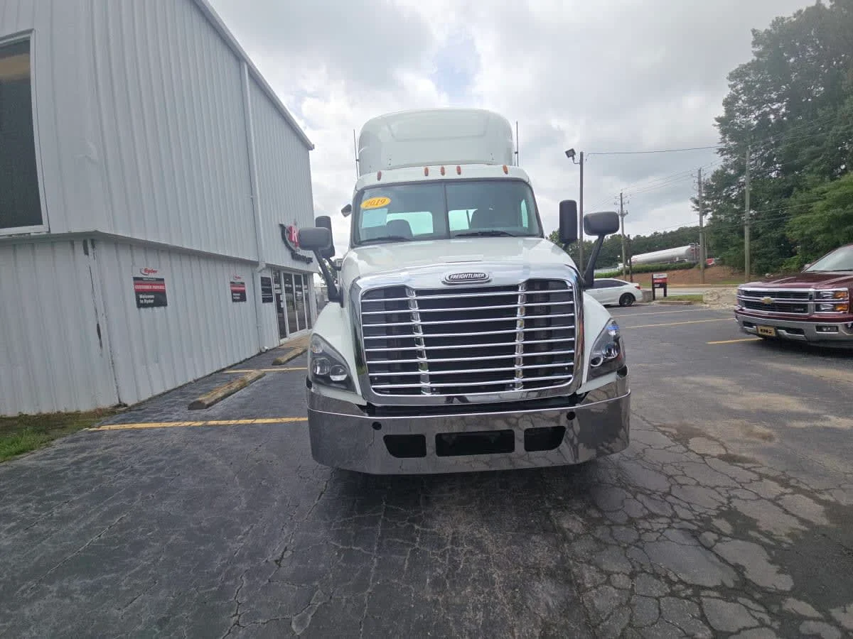 2019 Freightliner Cascadia in Doraville, GA — photo 2