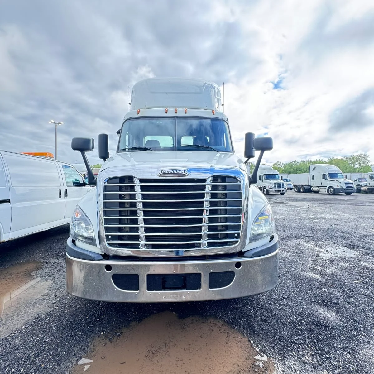 2019 Freightliner Cascadia - image 2