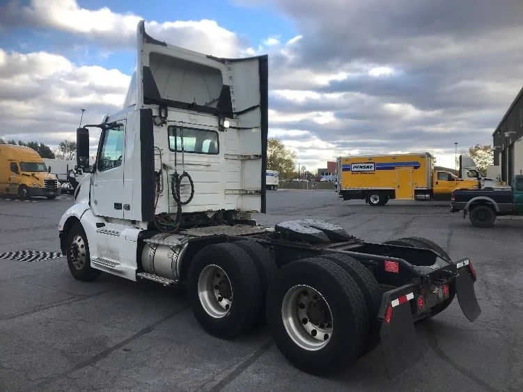 2019 Volvo VNL 300 - image 5