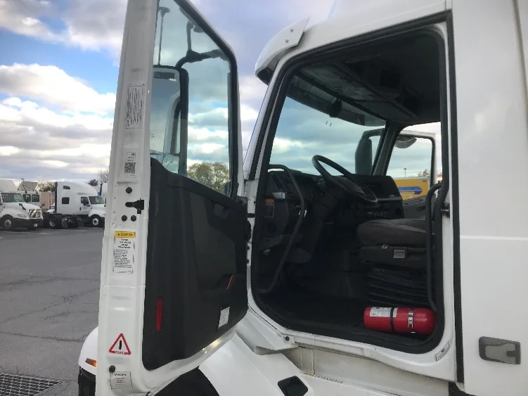 2019 Volvo VNL 300 - image 9