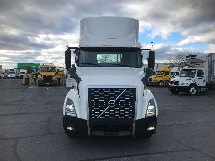 2019 Volvo VNL 300 - image 2