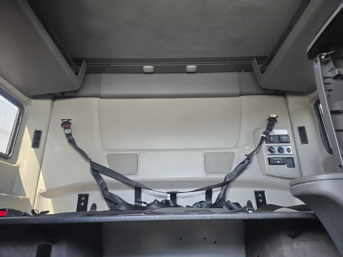 2020 International LT - image 8