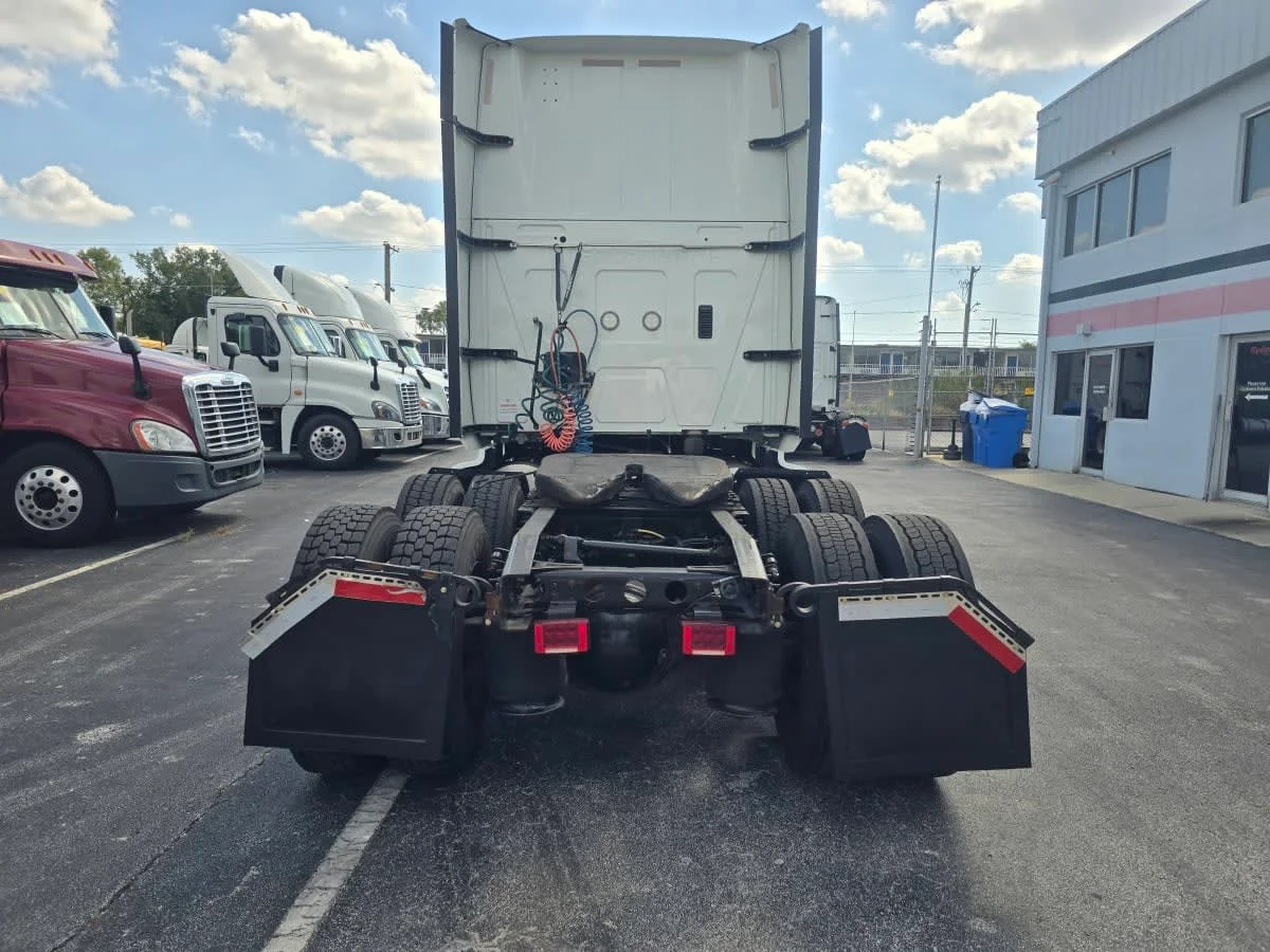 2020 International LT - image 5