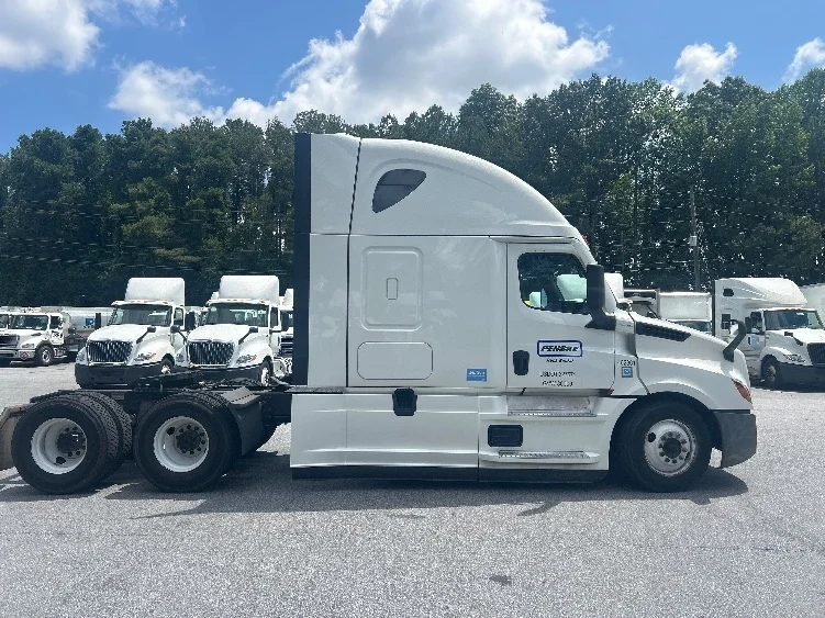 2022 Freightliner Cascadia - image 8