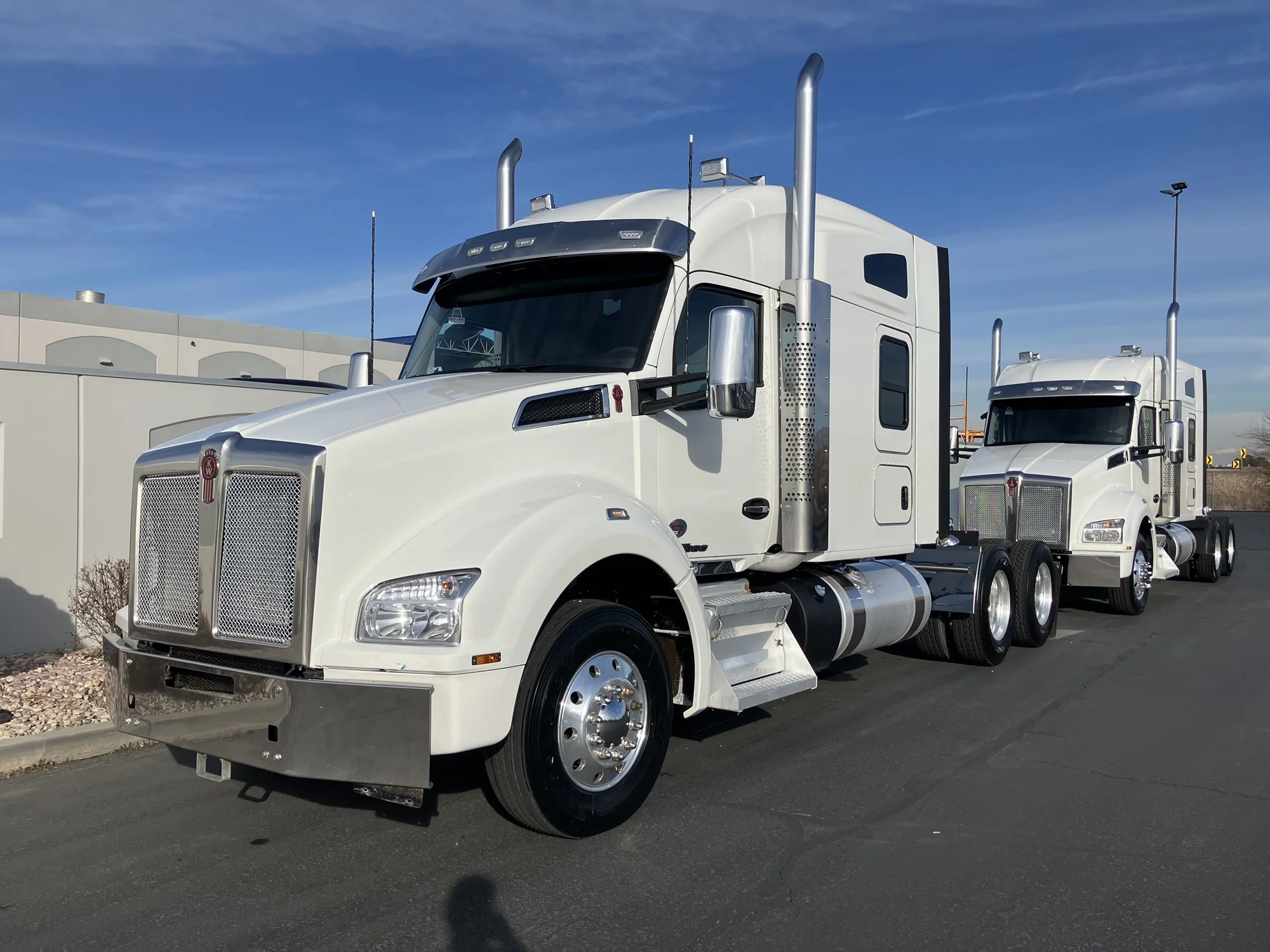 2022 Kenworth T880 - image 2