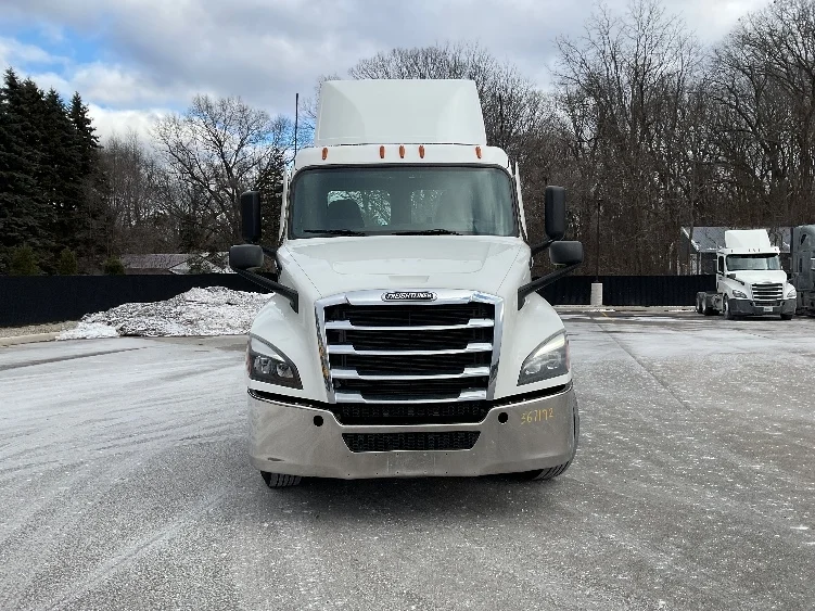 2020 Freightliner Cascadia in Lansing, MI — photo 2