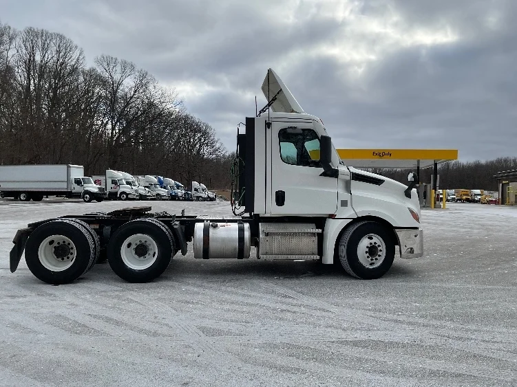 2020 Freightliner Cascadia in Lansing, MI — photo 8