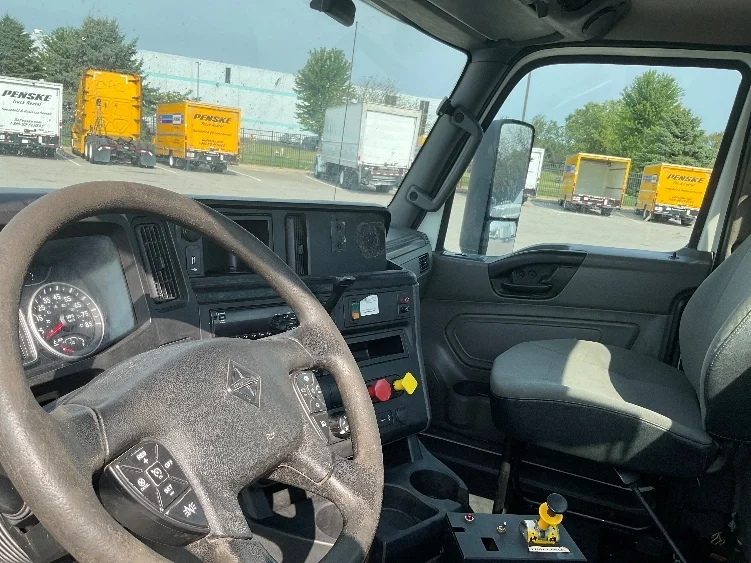 2018 International LT - image 9