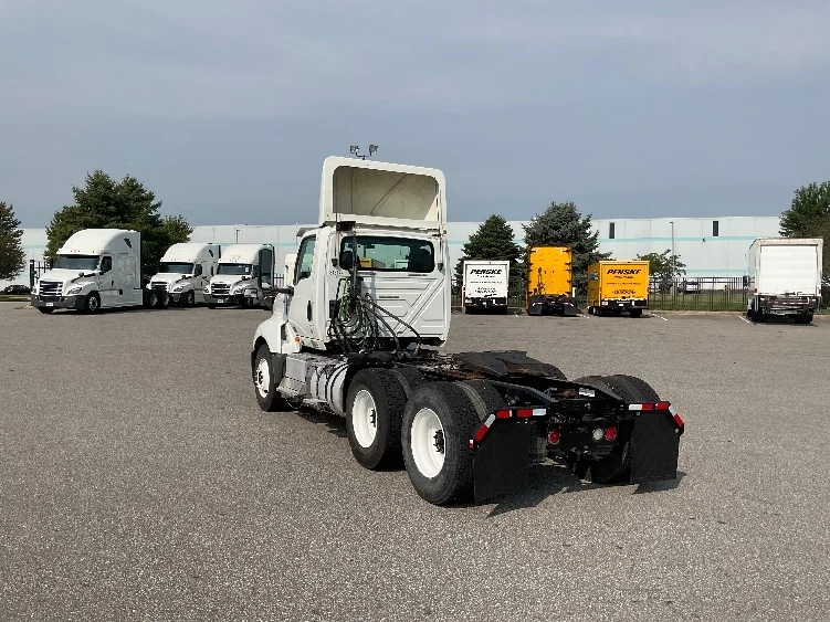 2018 International LT - image 5