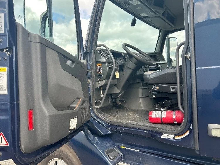 2021 Volvo VNL 300 in Hot Springs, AR — photo 9