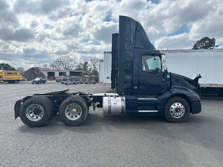2021 Volvo VNL 300 - image 8