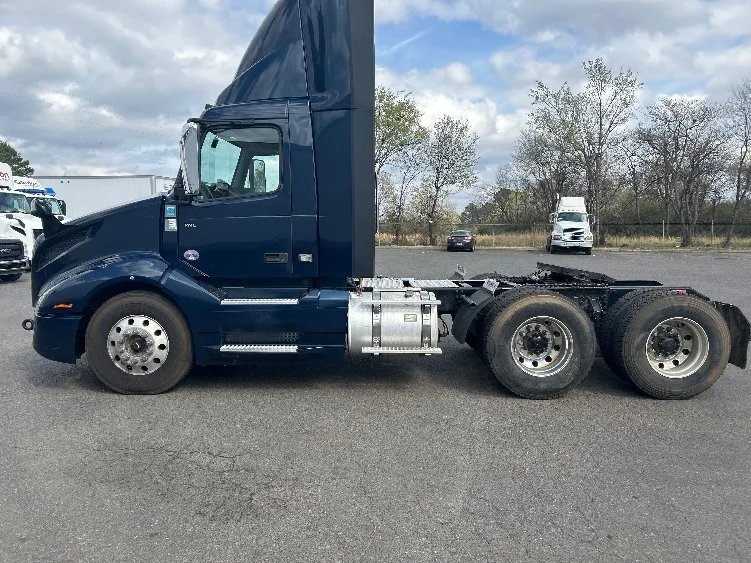 2021 Volvo VNL 300 in Hot Springs, AR — photo 4