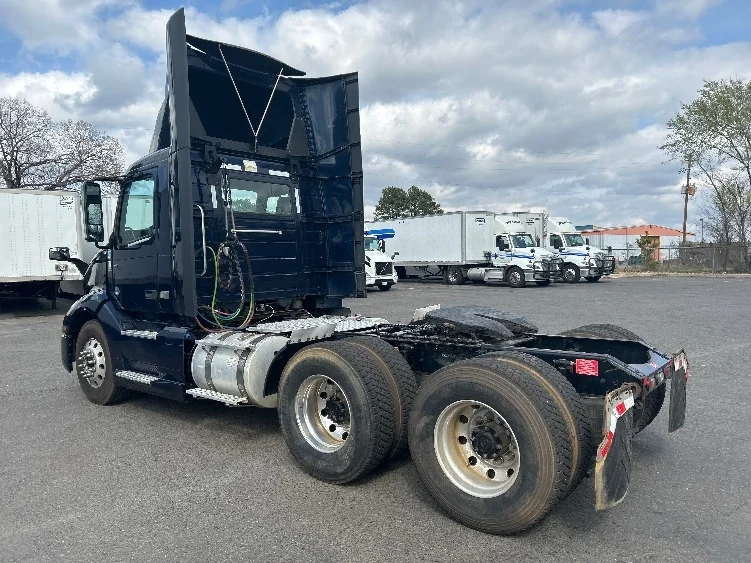 2021 Volvo VNL 300 in Hot Springs, AR — photo 5