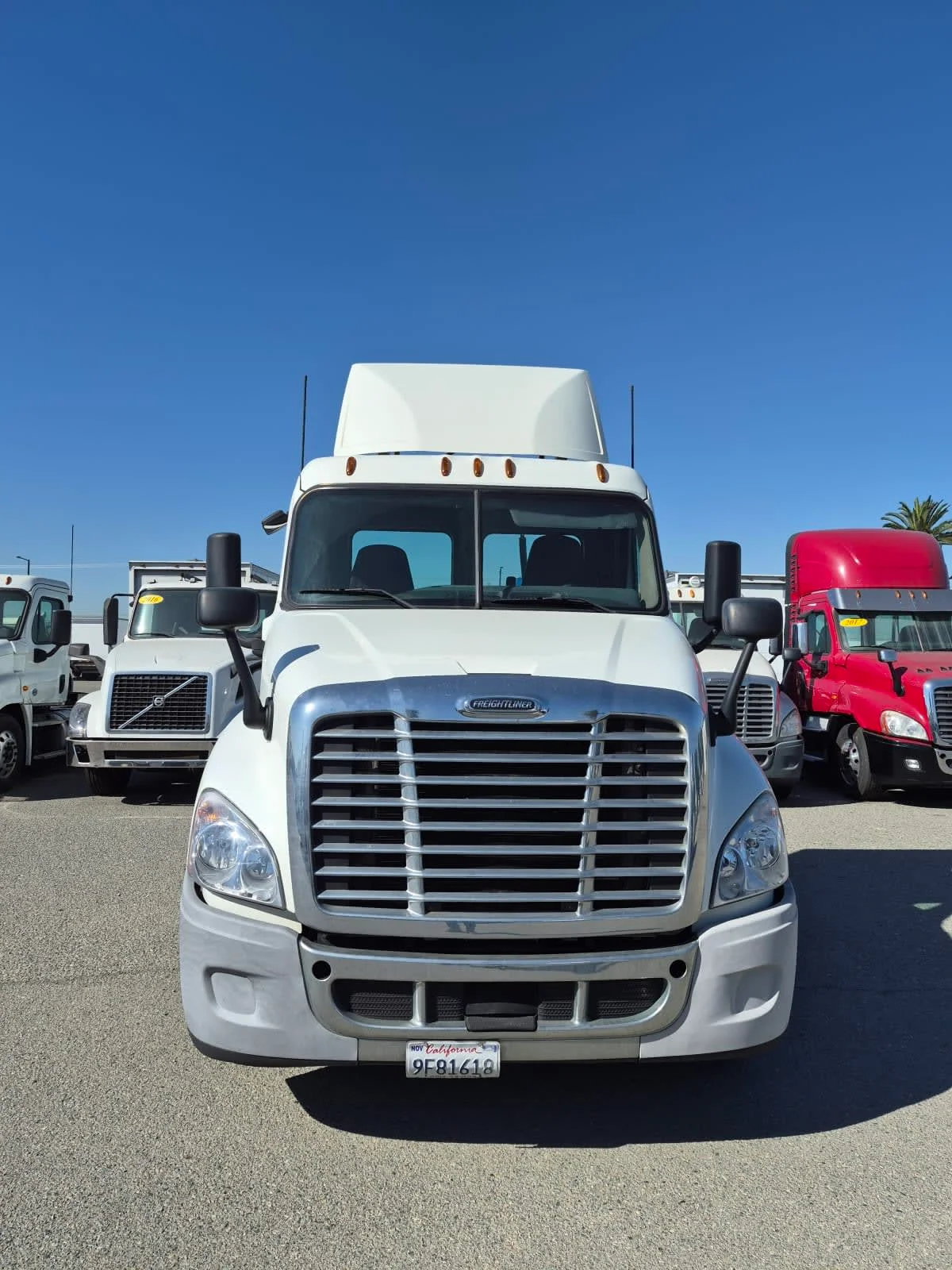 2018 Freightliner Cascadia in Fontana, CA — photo 2
