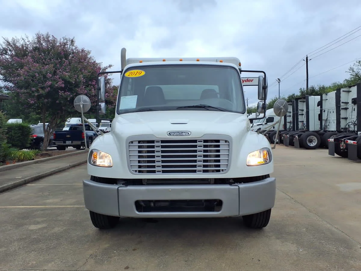 2019 Freightliner M2 106 in Houston, TX — photo 2
