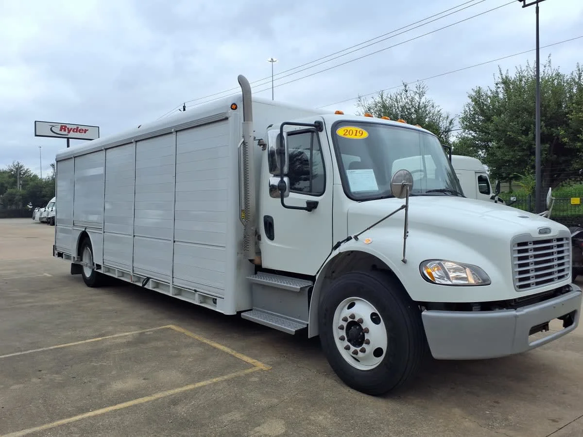 2019 Freightliner M2 106 in Houston, TX — photo 3