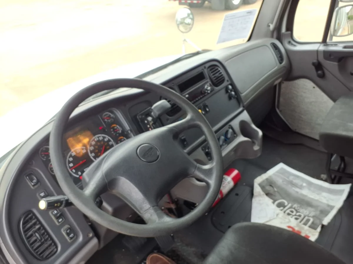 2019 Freightliner M2 106 in Houston, TX — photo 7