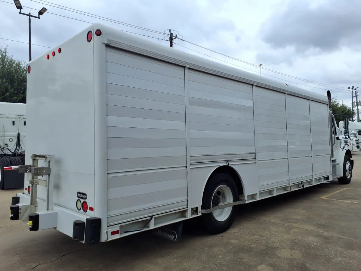 2019 Freightliner M2 106 in Houston, TX — photo 4