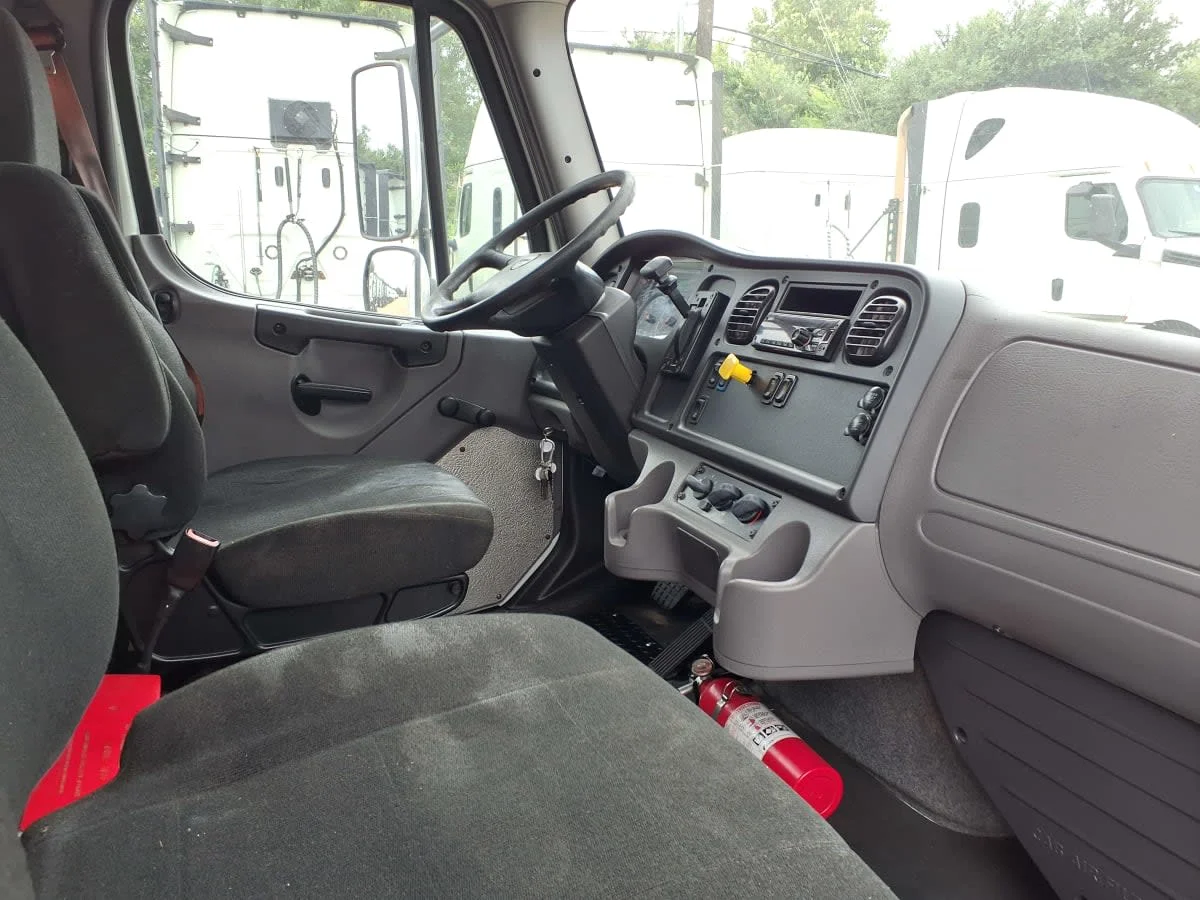 2019 Freightliner M2 106 in Houston, TX — photo 10