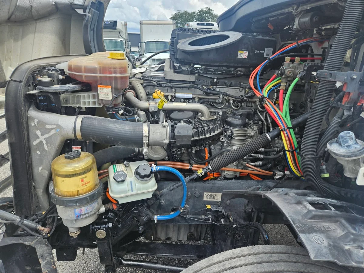 2019 Freightliner Cascadia - image 8