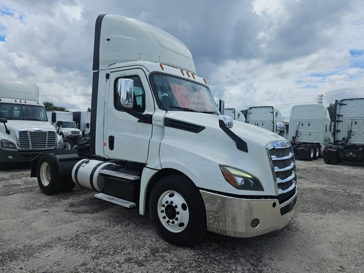 2019 Freightliner Cascadia - image 3