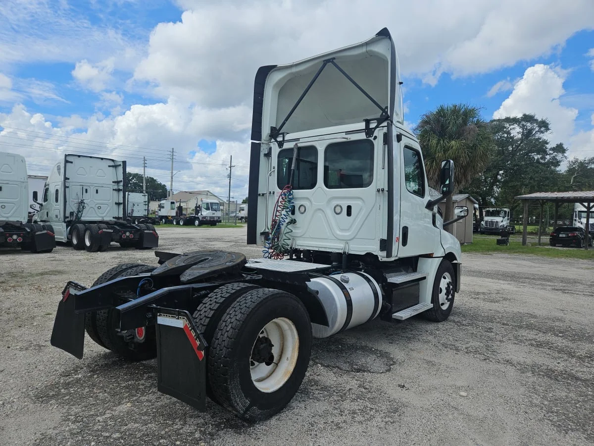 2019 Freightliner Cascadia - image 4