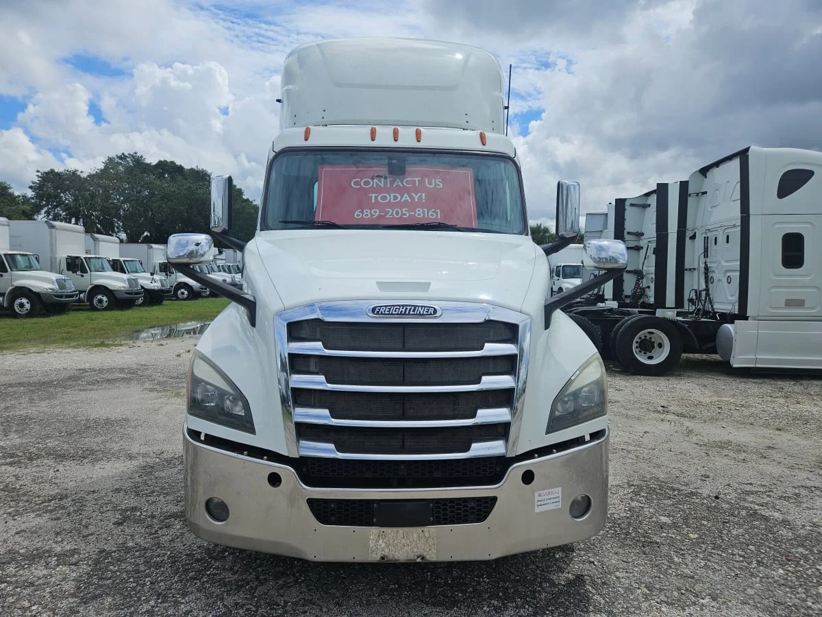 2019 Freightliner Cascadia - image 2