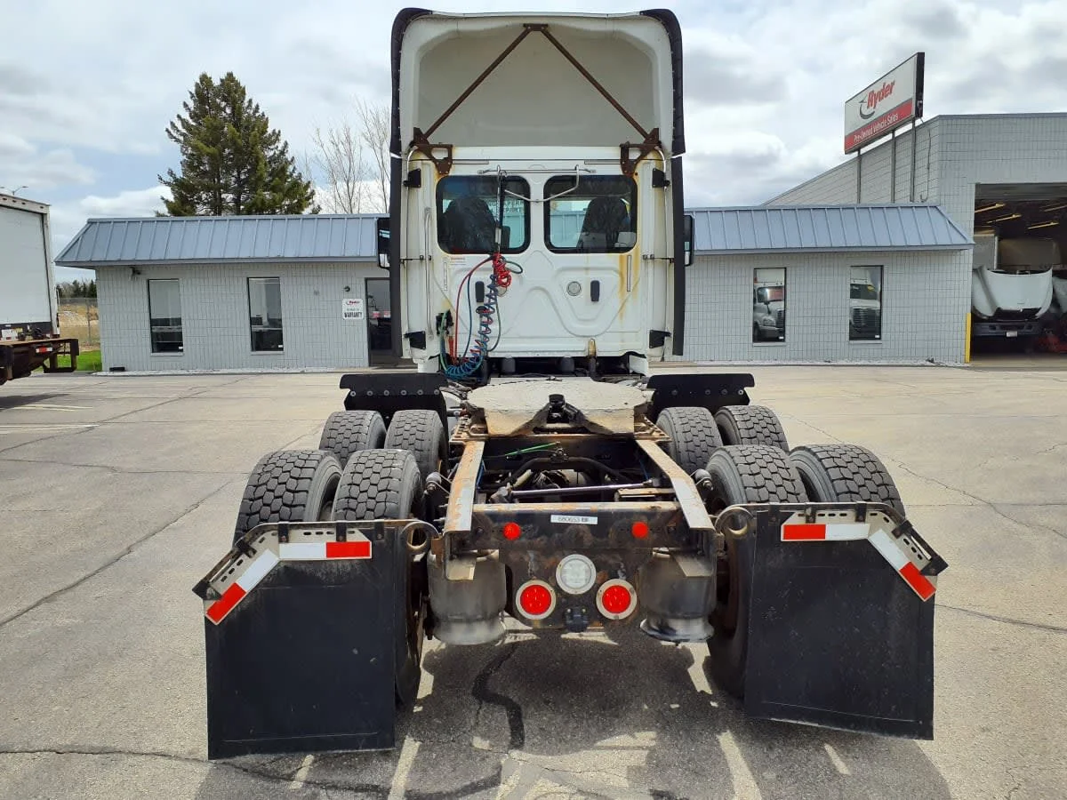 2018 Freightliner Cascadia in Oak Creek, WI — photo 5